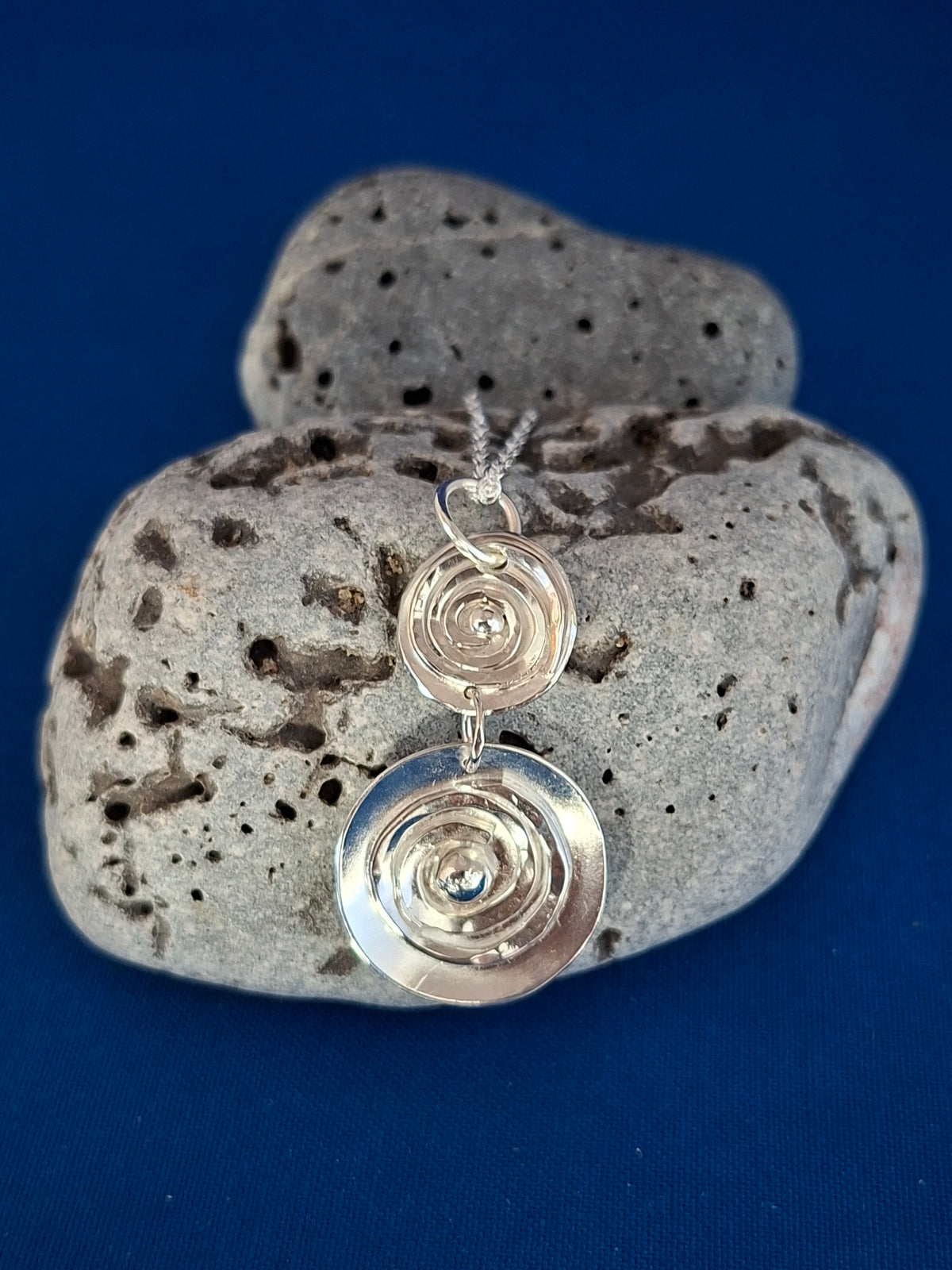 1970s Style Silver Circles Pendant Necklace