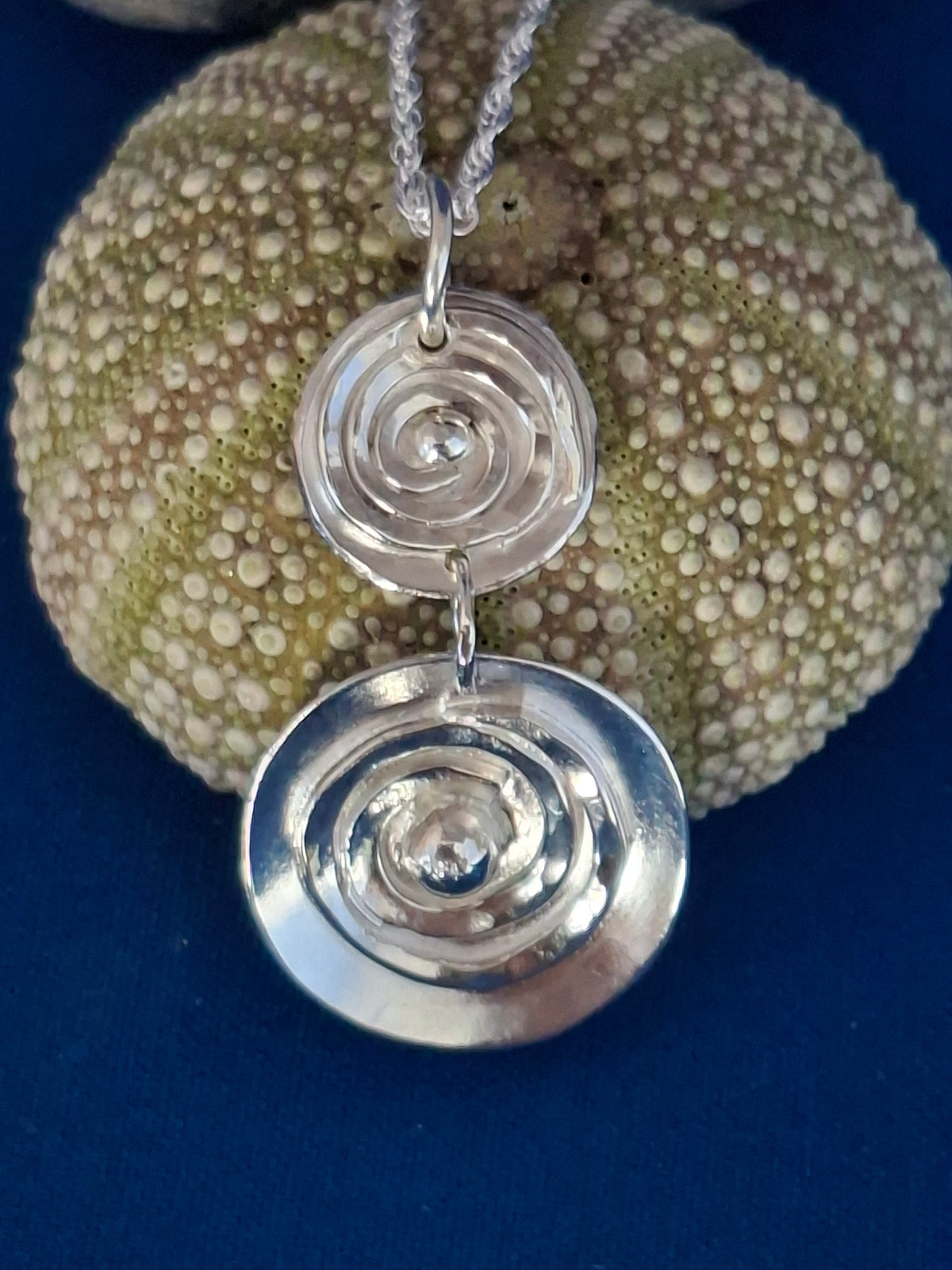 1970s Style Silver Circles Pendant Necklace
