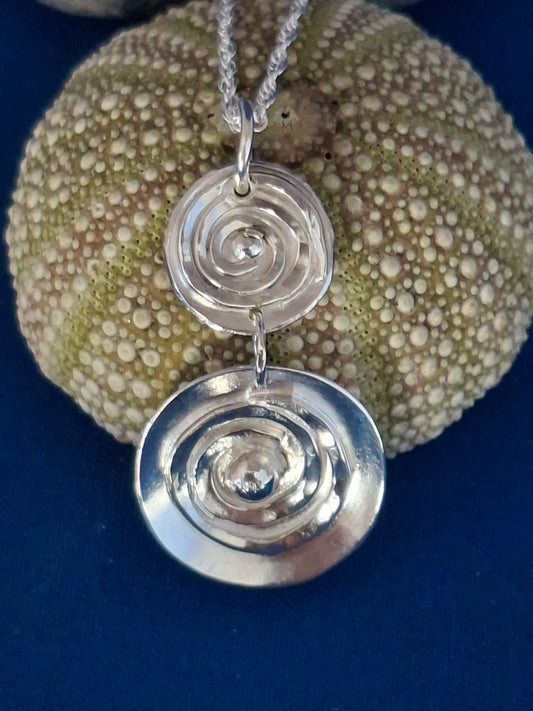 1970s Style Silver Circles Pendant Necklace