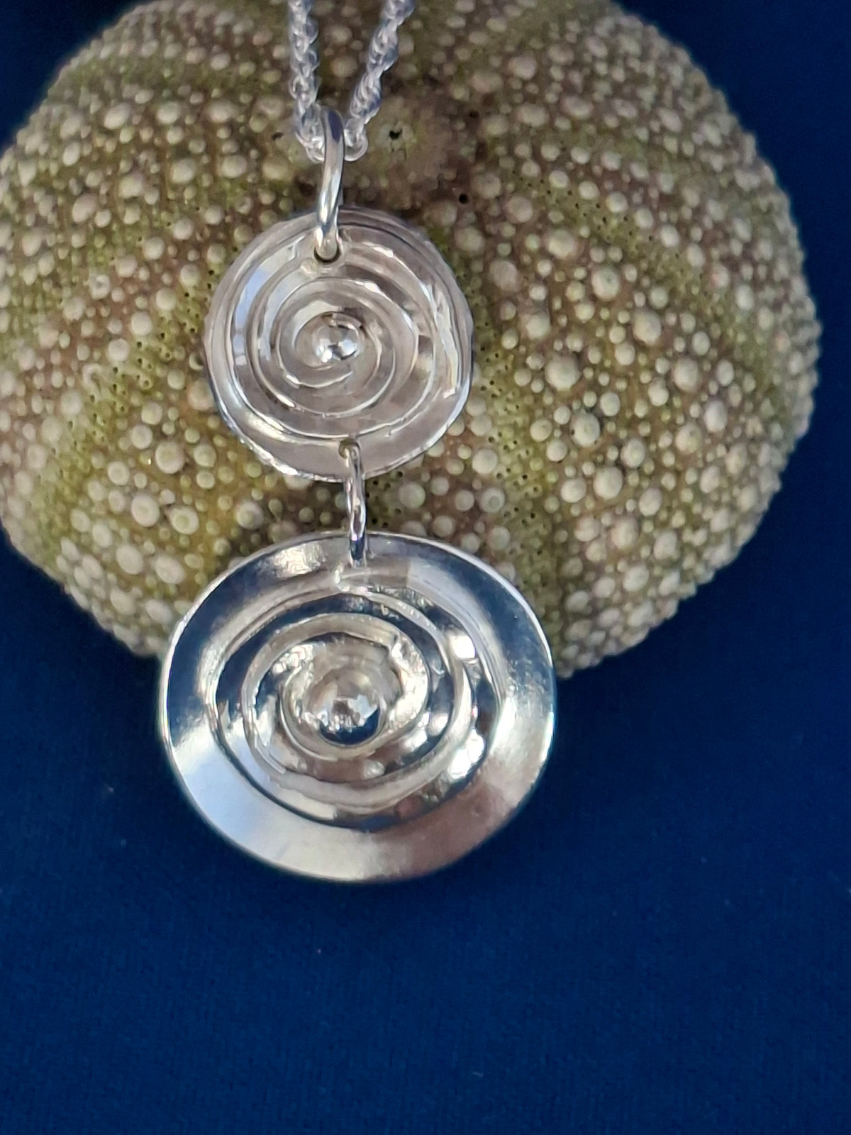 1970s Style Silver Circles Pendant Necklace